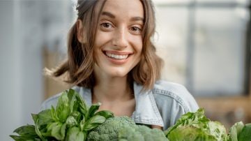 женщина с брокколи