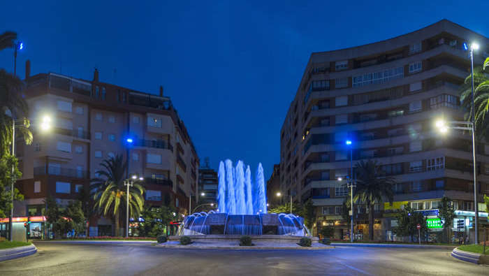 Площадь с фонтанами, освещенная компанией Philips Lighting в рамках проекта «Бастионы света»
