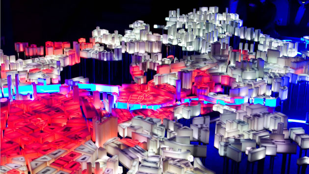 светящийся макет демонстрирует развитие Бильбао