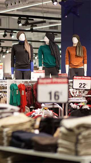Правильное освещение отдела модной одежды в магазине Carrefour Santiago привлекает покупателей