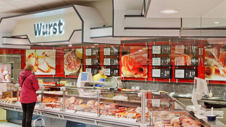 Современные световые решения Philips в мясном отделе магазина Edeka Glückstadt подчеркивают свежесть и привлекательность мясных продуктов