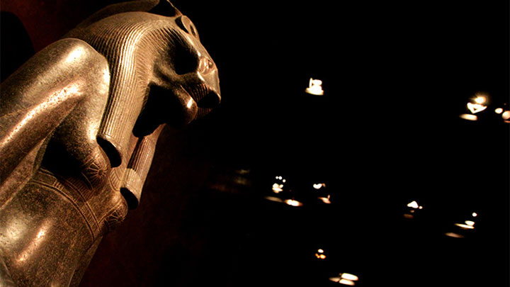 Статуя в Египетском музее (Италия), освещенная энергосберегающими светодиодными точечными светильниками Philips