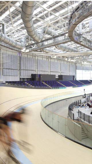 Велосипедисты на Эмирейтс-Арене в свете систем компании Philips, предназначенных для освещения спортивных сооружений