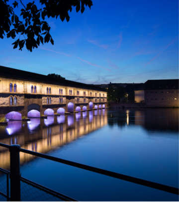 Световые решения Philips в районе Гранд-Иль в Страсбурге создают впечатляющие световые эффекты