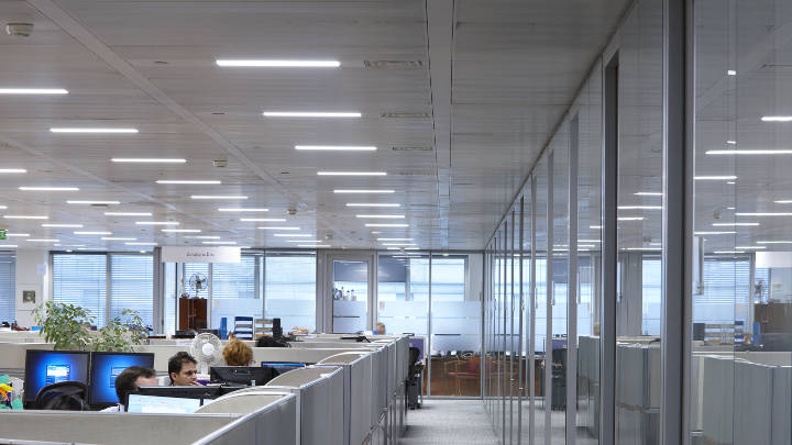 Эффективное освещение офиса открытой планировки с помощью световых решений Philips для офисов
