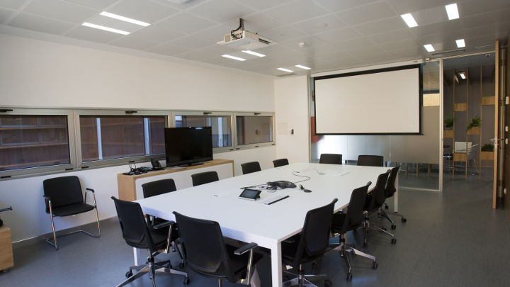 В переговорной E.ON Spain создана рабочая атмосфера с помощью световых решений Philips для офисов