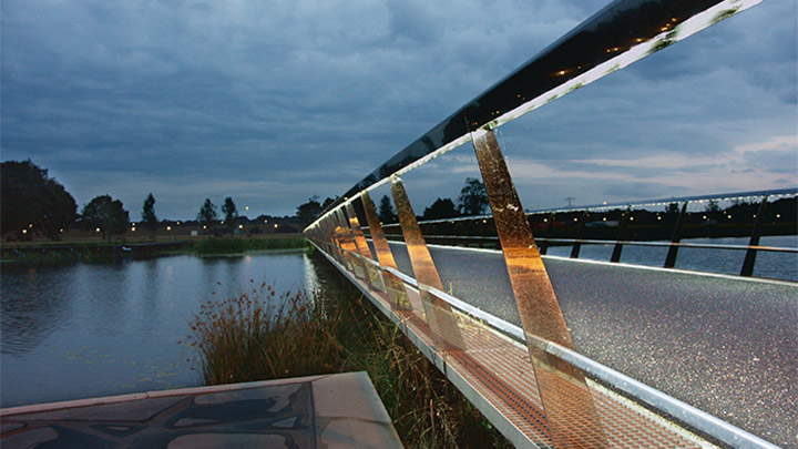 Освещение моста в High Tech Campus начинается с заходом солнца 
