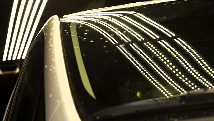 Отражение светильников туннеля на автомобиле 