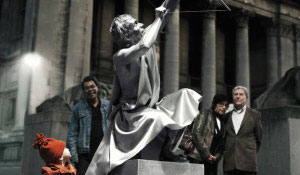 Люди восхищаются статуей, освещенной белым светом Philips