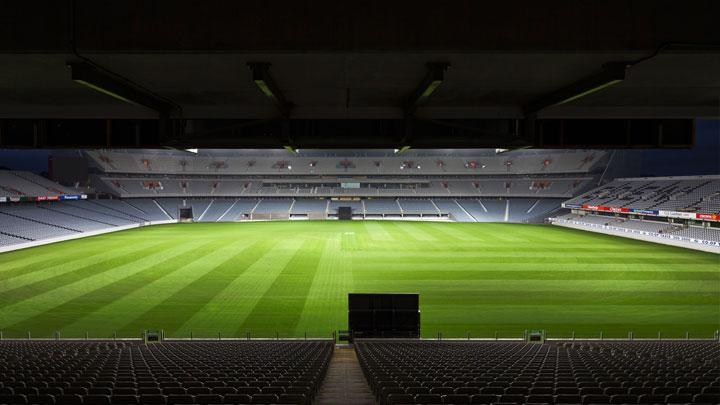 Открытый спортивный стадион, освещенный с применением освещения спортивных сооружений Philips