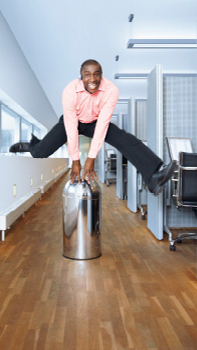Мужчина прыгает в офисном коридоре с динамичным освещением от Philips