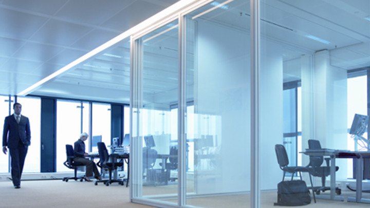 Офис с динамичным освещением, которое меняется в зависимости от количества естественного света 