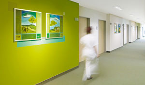 Медсестра идет по коридору экологичной больницы 