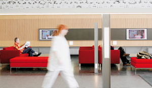 Приятная обстановка в зоне ожидания больницы с экологически устойчивым освещением для учреждений здравоохранения от Philips