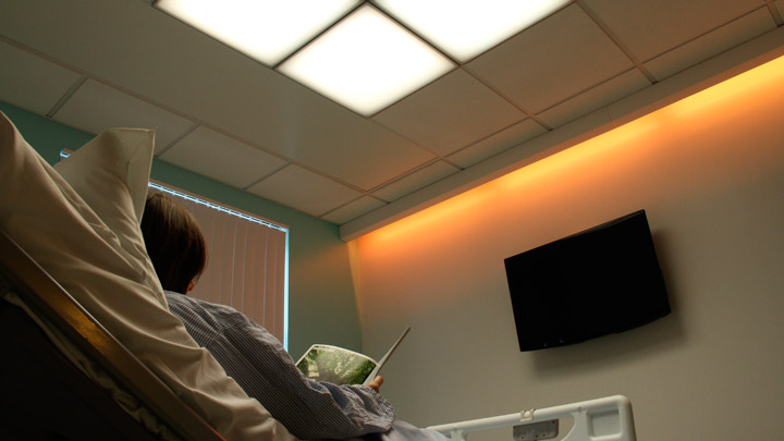 Светодиодная карнизная подсветка HealWell компании Philips Lighting повышает комфорт пациентов с помощью освещения с изменением цвета, поддерживающего ритмы сна