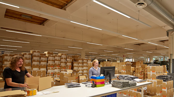 Магистральные светильники повышают видимость в производственных помещениях